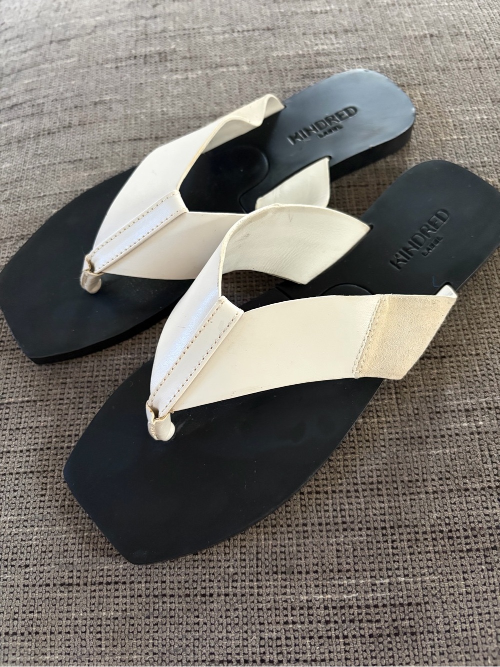 Kindred Label Hannah Foldable Thong Sandal Ecru Leather Suede Size 37 US 6